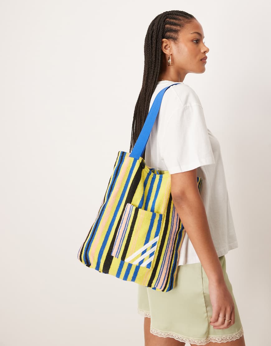 adidas Originals - Tragetasche aus Frottee in gestreiftem Gelb von adidas Originals