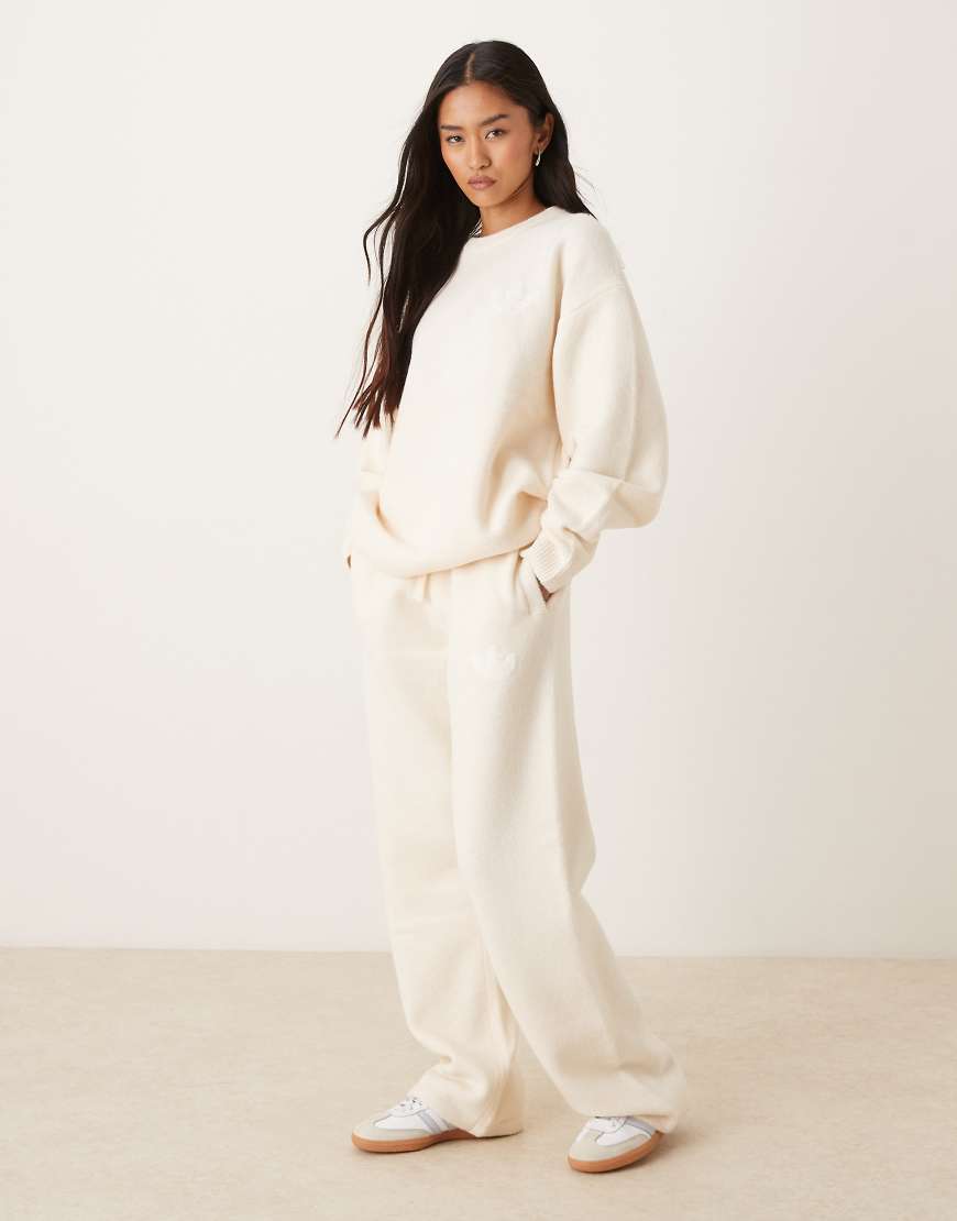 adidas Originals - Trainingshose aus Strickstoff in Creme mit weitem Bein-Weiß von adidas Originals