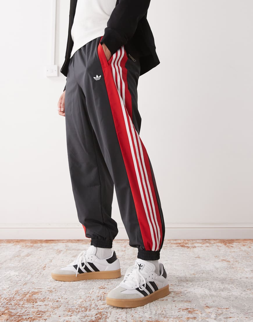 adidas Originals - Trainingshose in Schwarz und Rot von adidas Originals