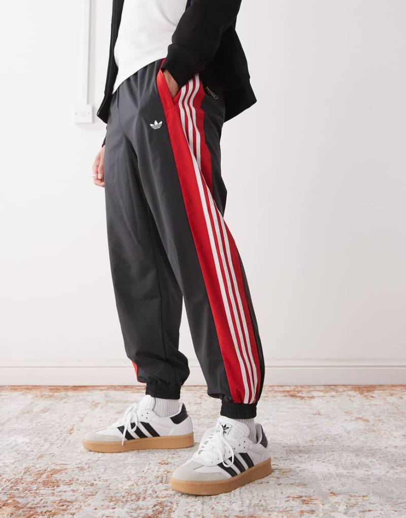 adidas Originals - Trainingshose in Schwarz und Rot von adidas Originals