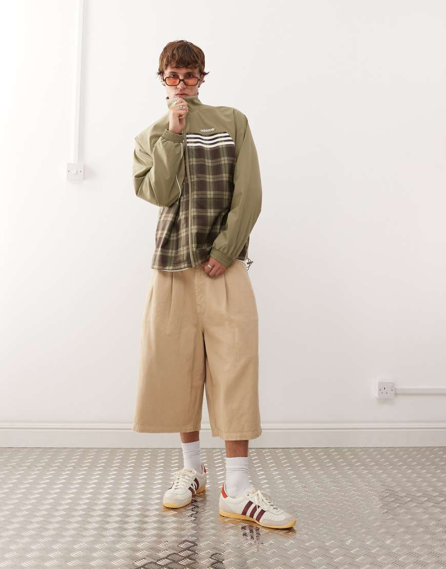 adidas Originals - Trainingsjacke in Khaki mit Schottenkaros-Grün von adidas Originals