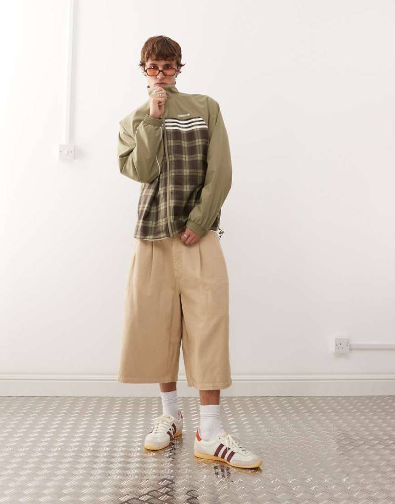 adidas Originals - Trainingsjacke in Khaki mit Schottenkaros-Grün von adidas Originals