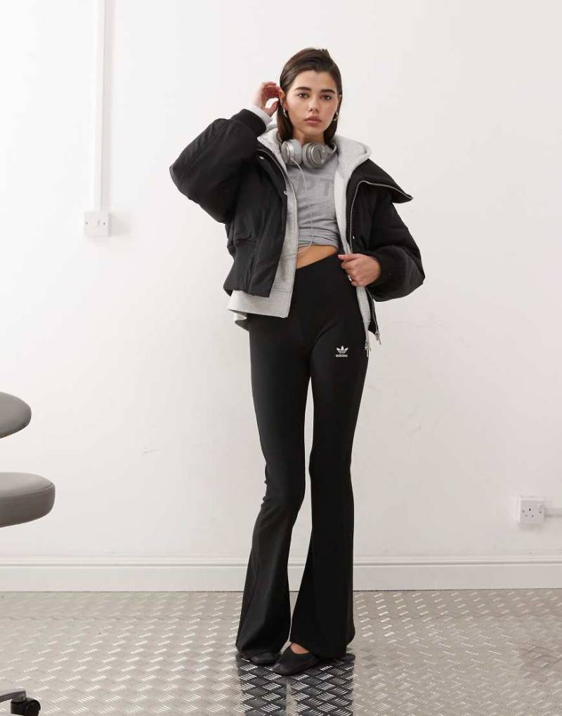 adidas Originals - Trefoil Essentials - Ausgestellte Leggings in Schwarz von adidas Originals