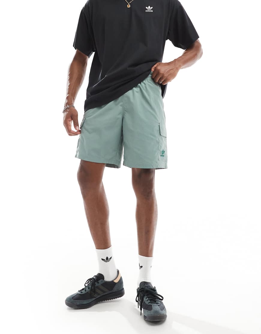 adidas Originals - Trefoil Essentials - Cargo-Shorts in Grün adidas Originals - Trefoil Essentials - Cargo-Shorts in Grün von adidas Originals
