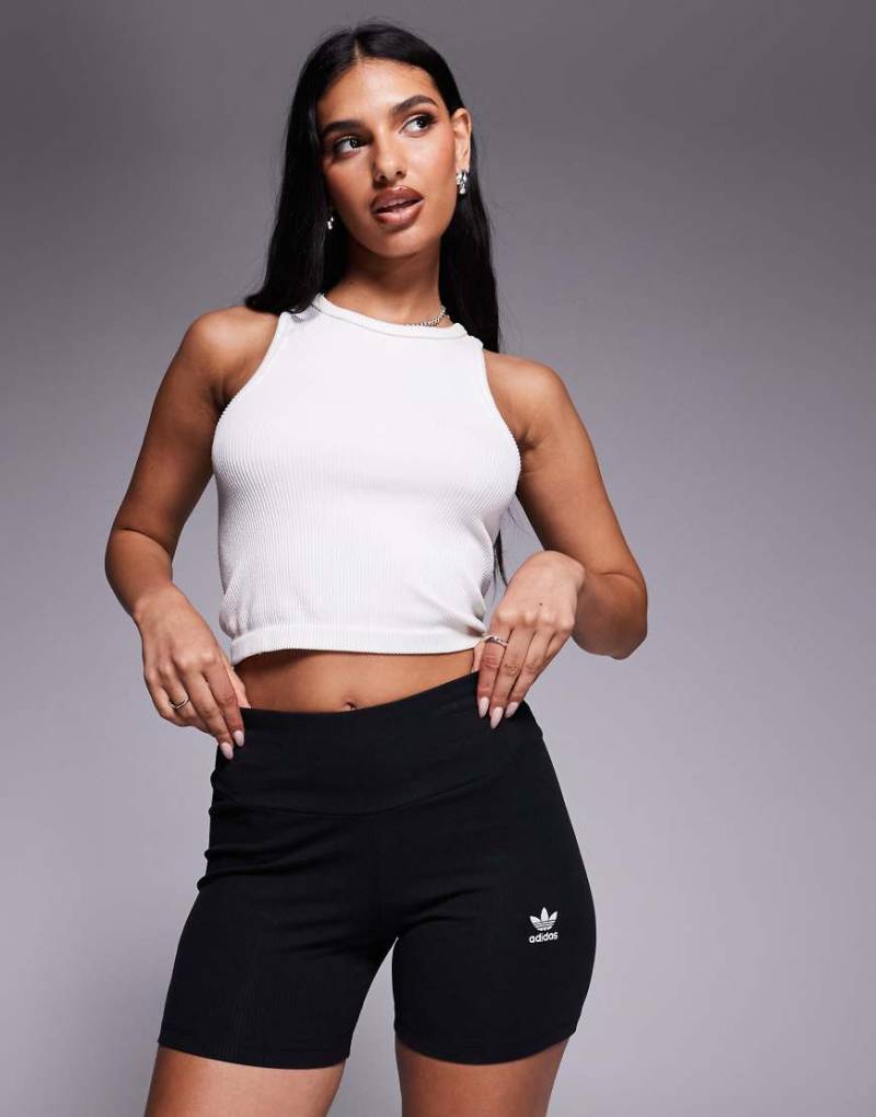 adidas Originals - Trefoil Essentials - Gerippte, gesäßbetonende Shorts in Schwarz mit Dreiblatt-Logo von adidas Originals