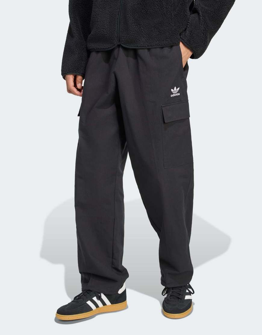 adidas Originals - Trefoil Essentials - Hose aus Webstoff in Schwarz/Weiß adidas Originals - Trefoil Essentials - Hose aus Webstoff in Schwarz/Weiß von adidas Originals