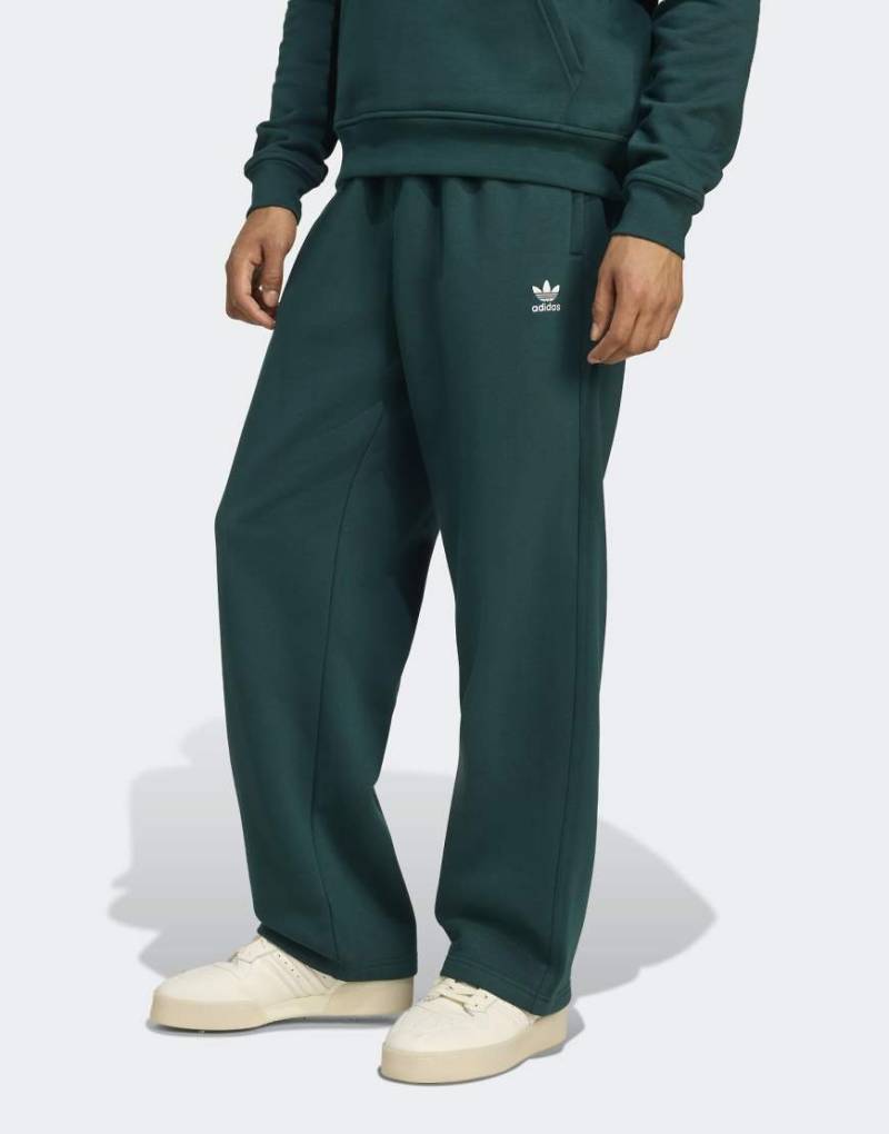 adidas Originals - Trefoil Essentials - Hose in Aurora Ivy mit offenem Saum-Grün von adidas Originals