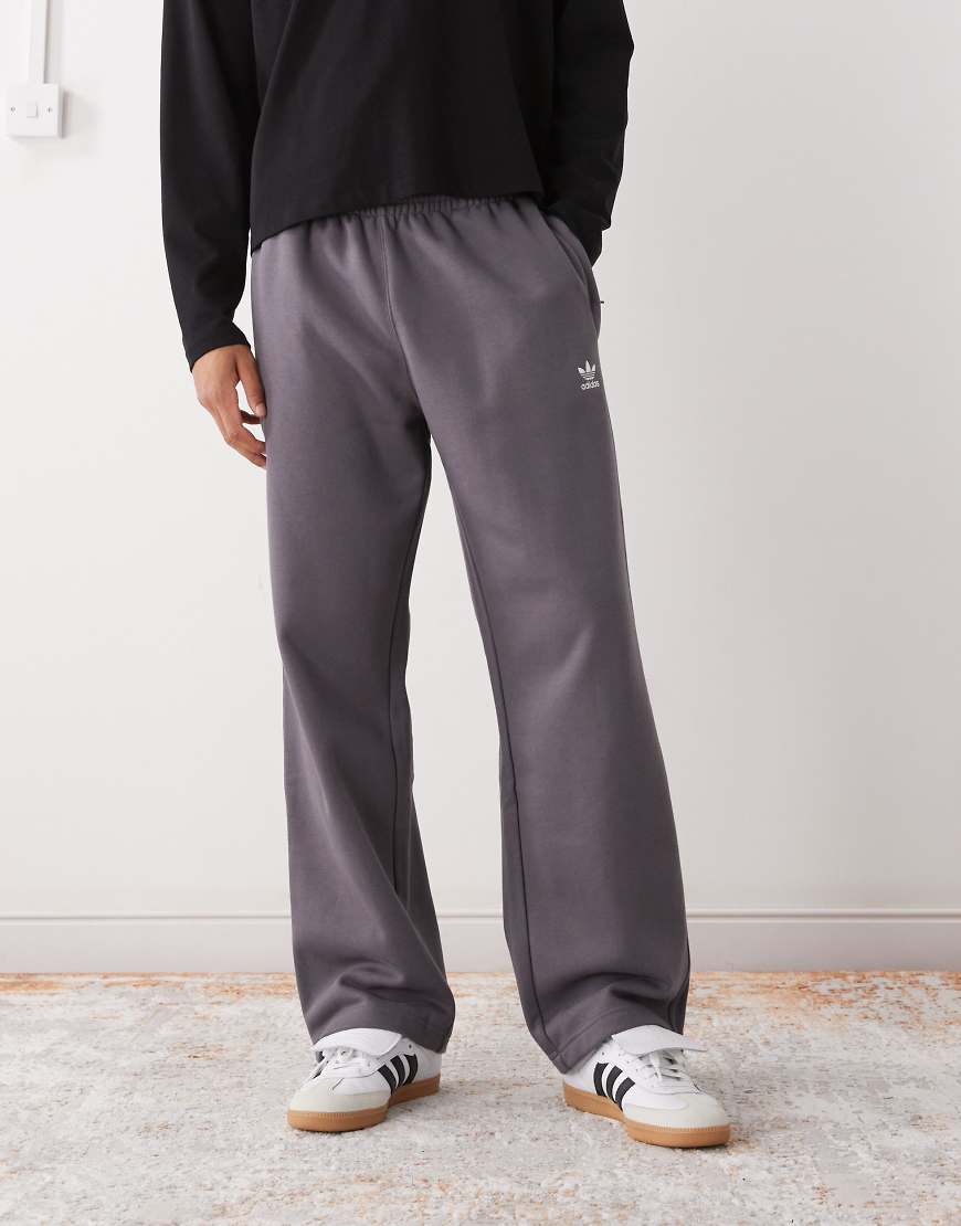 adidas Originals - Trefoil Essentials - Hose in Grey Strata mit offenem Saum-Grau adidas Originals - Trefoil Essentials - Hose in Grey Strata mit offenem Saum-Grau von adidas Originals