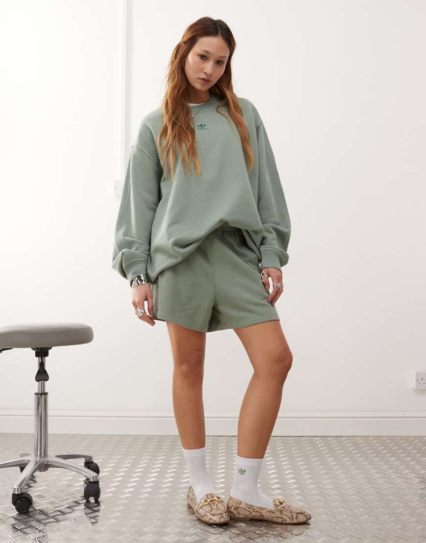 adidas Originals - Trefoil Essentials - Jersey-Shorts in Grün adidas Originals - Trefoil Essentials - Jersey-Shorts in Grün von adidas Originals