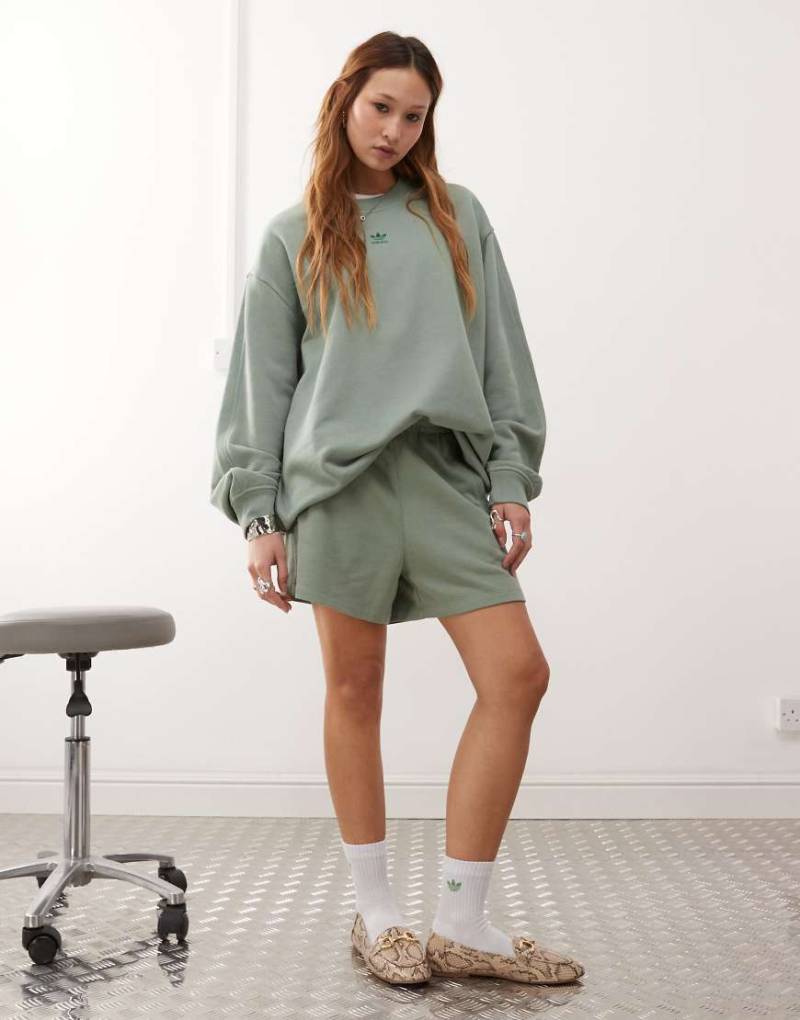 adidas Originals - Trefoil Essentials - Jersey-Shorts in Grün von adidas Originals