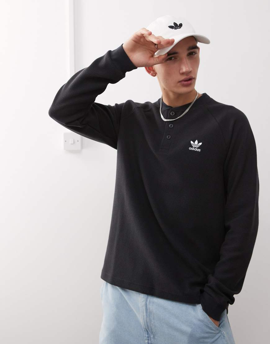 adidas Originals - Trefoil Essentials - Langärmliges T-Shirt in Schwarz mit Waffelstruktur adidas Originals - Trefoil Essentials - Langärmliges T-Shirt in Schwarz mit Waffelstruktur von adidas Originals