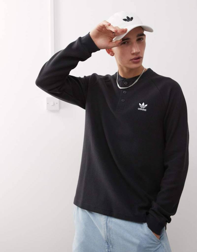 adidas Originals - Trefoil Essentials - Langärmliges T-Shirt in Schwarz mit Waffelstruktur von adidas Originals