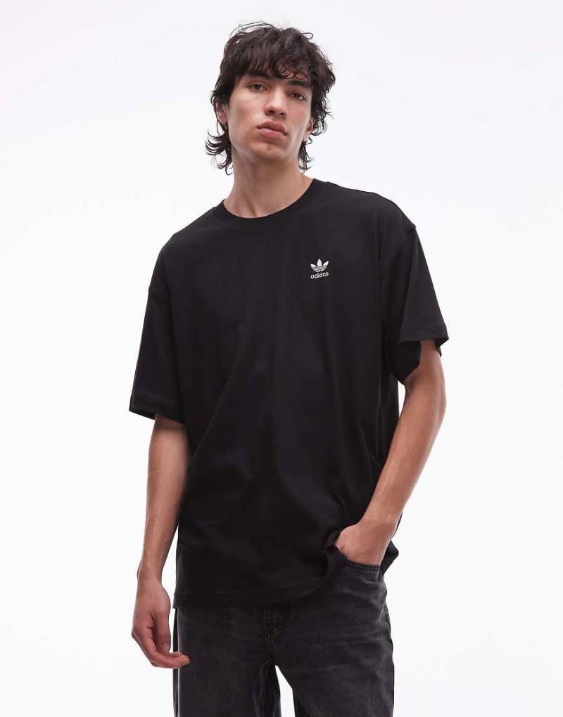 adidas Originals - Trefoil Essentials - Oversize-T-Shirt in Schwarz von adidas Originals
