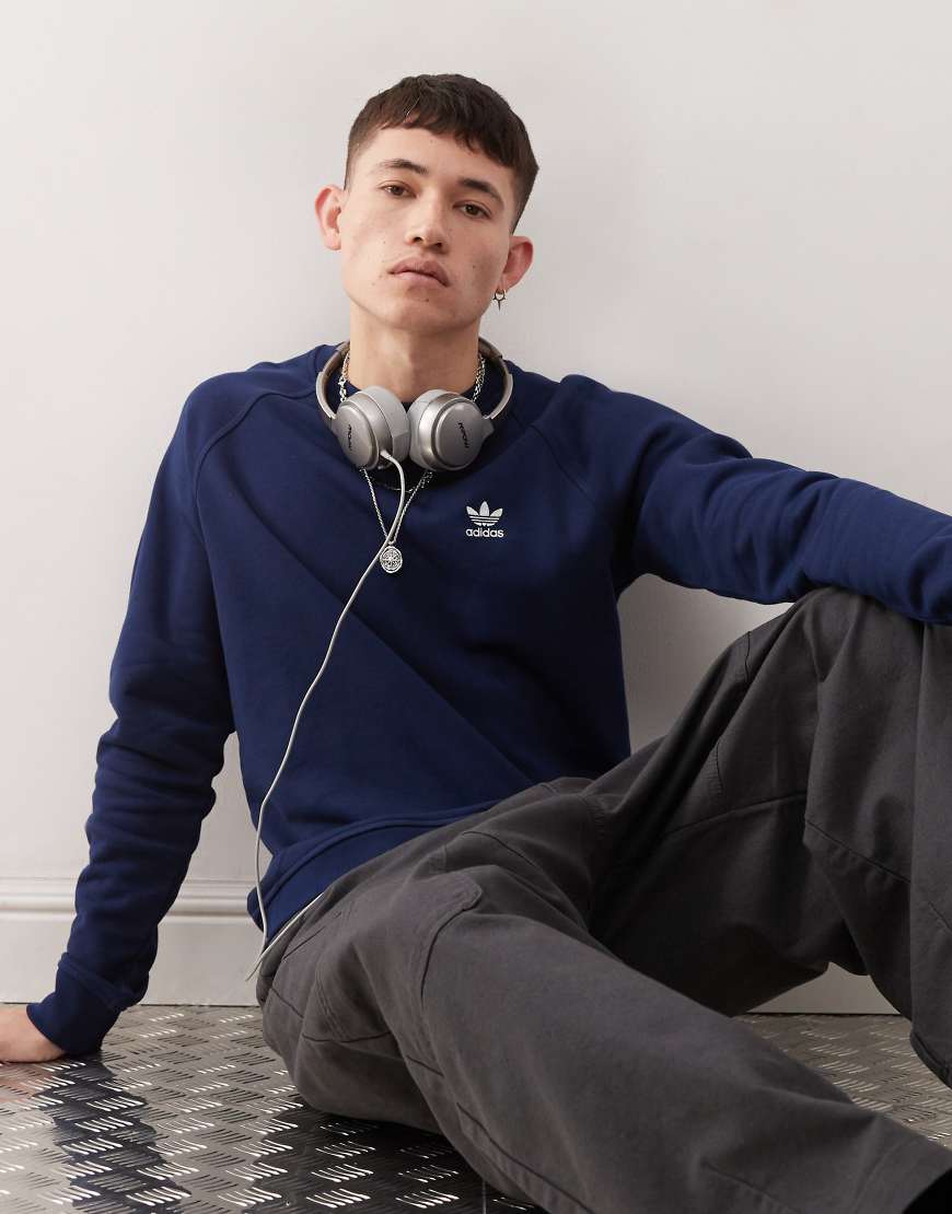 adidas Originals - Trefoil Essentials - Sweatshirt aus Frottee in Blau mit Rundhalsausschnitt adidas Originals - Trefoil Essentials - Sweatshirt aus Frottee in Blau mit Rundhalsausschnitt von adidas Originals