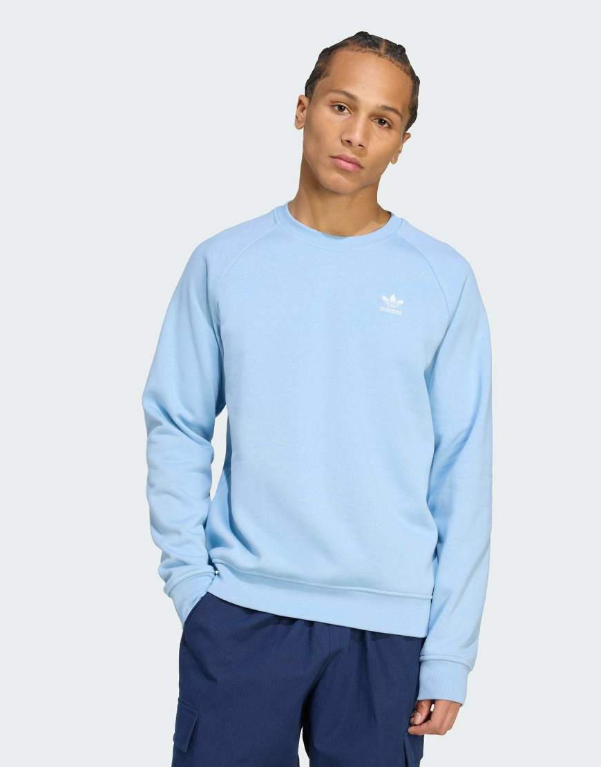 adidas Originals - Trefoil Essentials - Sweatshirt in Aschblau mit Rundhalsausschnitt adidas Originals - Trefoil Essentials - Sweatshirt in Aschblau mit Rundhalsausschnitt von adidas Originals