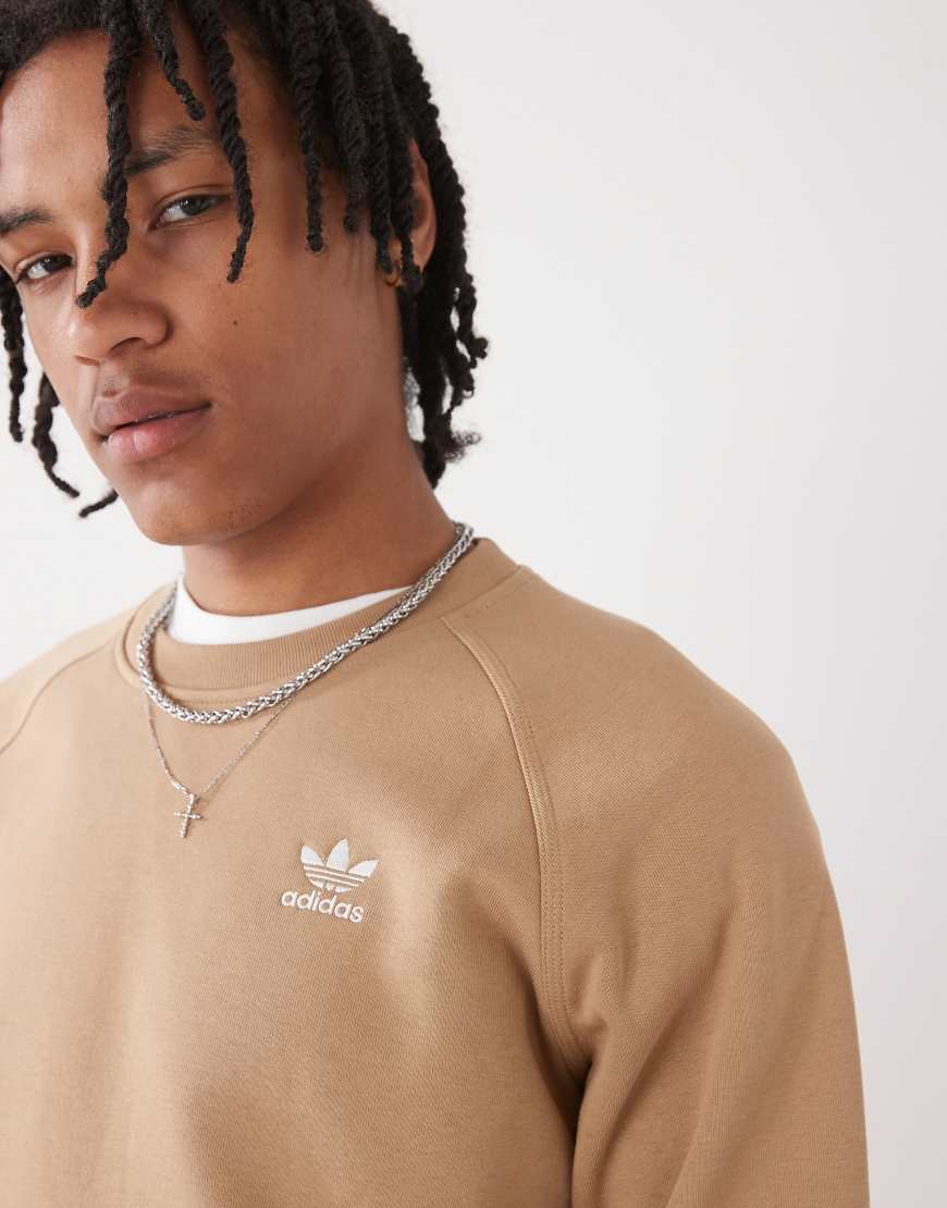 adidas Originals - Trefoil Essentials - Sweatshirt in Braun mit Rundhalsausschnitt und Dreiblatt-Logo adidas Originals - Trefoil Essentials - Sweatshirt in Braun mit Rundhalsausschnitt und Dreiblatt-Logo von adidas Originals
