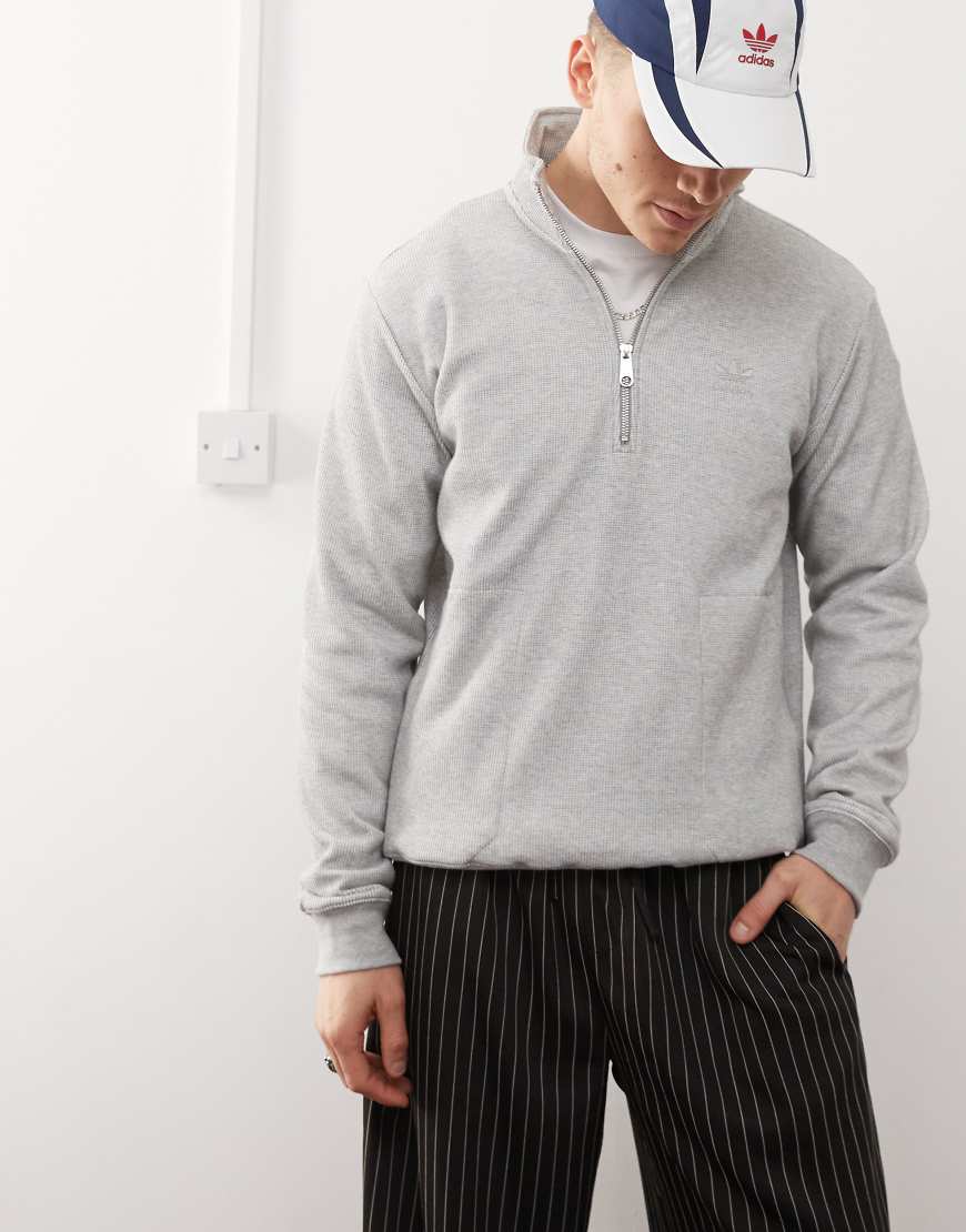 adidas Originals - Trefoil Essentials - Sweatshirt in Grau mit Waffelstruktur und kurzem Reißverschluss adidas Originals - Trefoil Essentials - Sweatshirt in Grau mit Waffelstruktur und kurzem Reißverschluss von adidas Originals