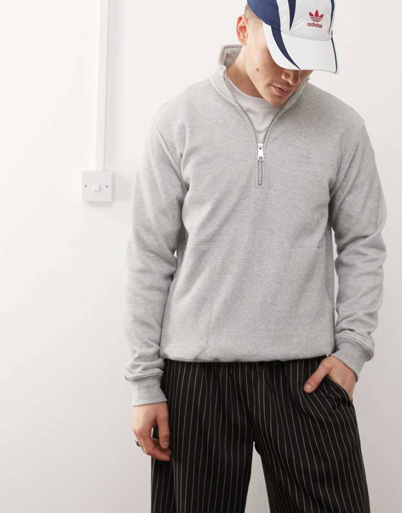 adidas Originals - Trefoil Essentials - Sweatshirt in Grau mit Waffelstruktur und kurzem Reißverschluss von adidas Originals