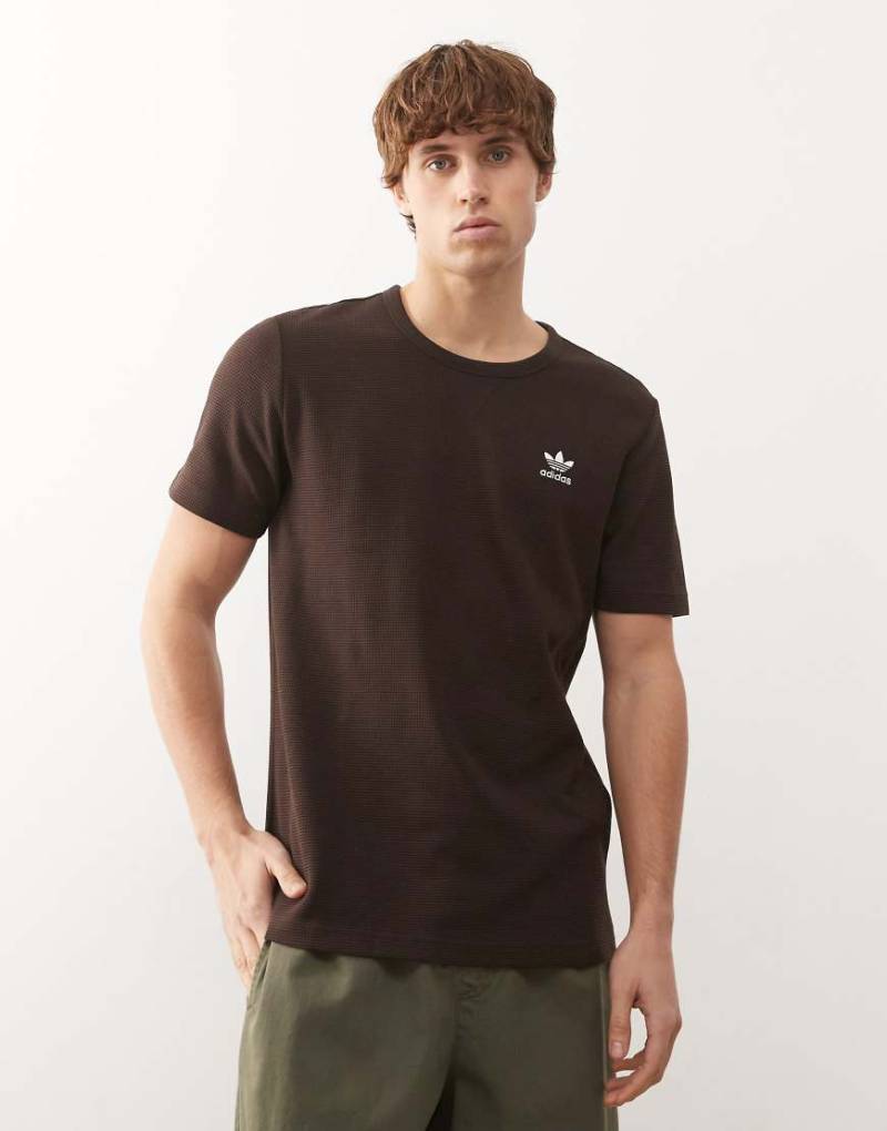 adidas Originals - Trefoil Essentials - T-Shirt in Aurora Coffee mit Waffelstruktur-Brown von adidas Originals