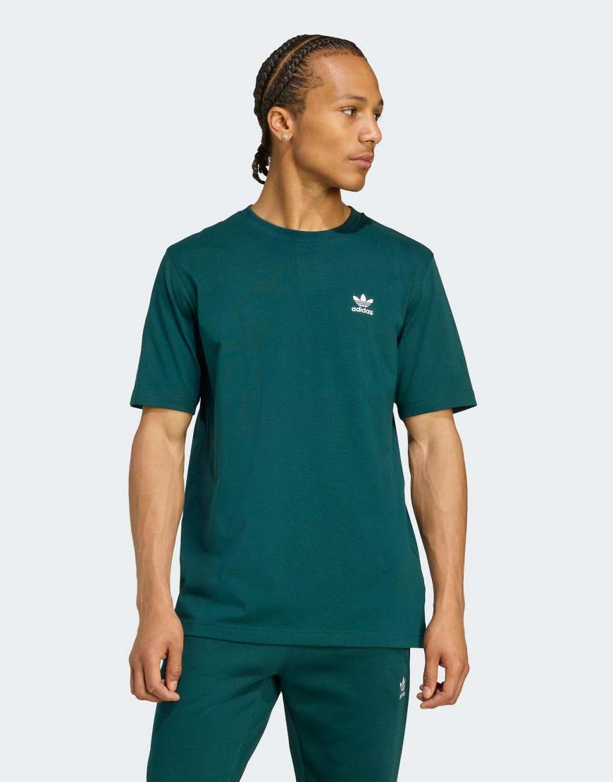 adidas Originals - Trefoil Essentials - T-Shirt in Aurora Ivy-Grün adidas Originals - Trefoil Essentials - T-Shirt in Aurora Ivy-Grün von adidas Originals