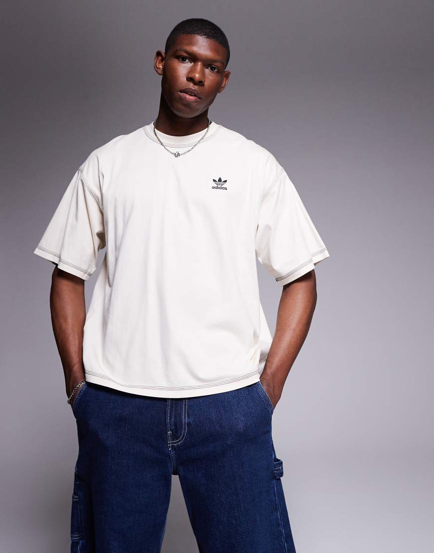 adidas Originals - Trefoil Essentials - T-Shirt in Cremeweiß mit Kontrastnaht von adidas Originals
