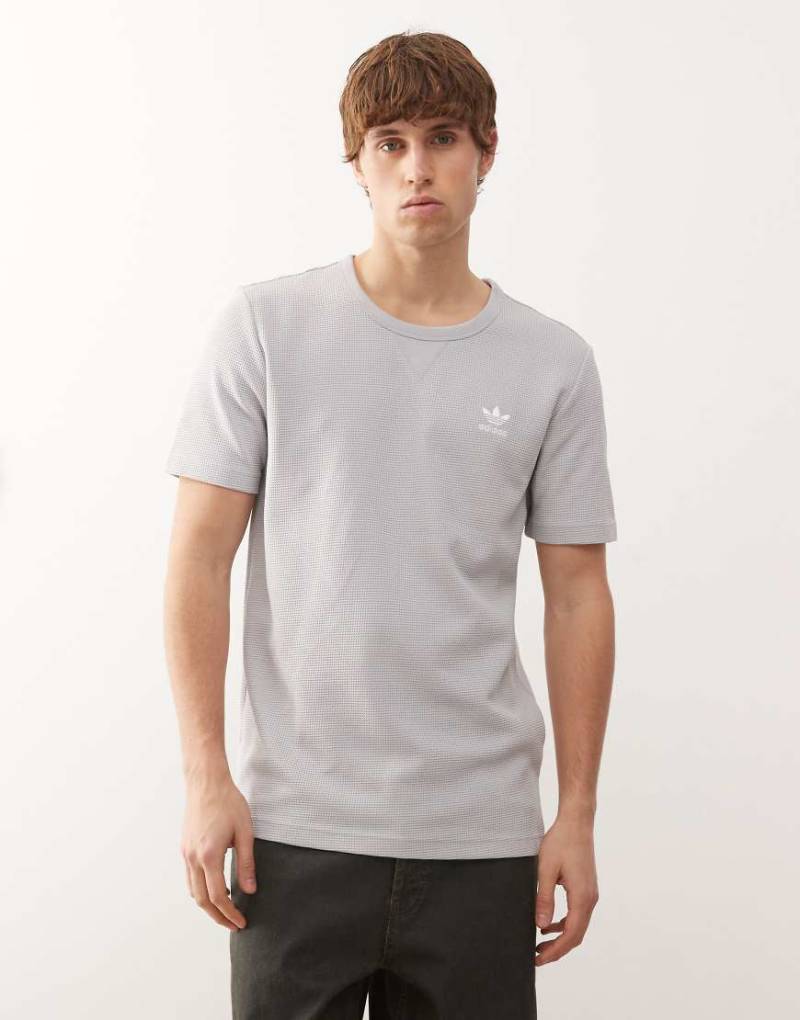 adidas Originals - Trefoil Essentials - T-Shirt in Grey Two mit Waffelstruktur-Grau von adidas Originals