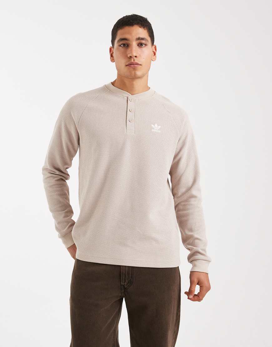 adidas Originals - Trefoil Essentials - T-Shirt in Stein-Khaki-Neutral von adidas Originals