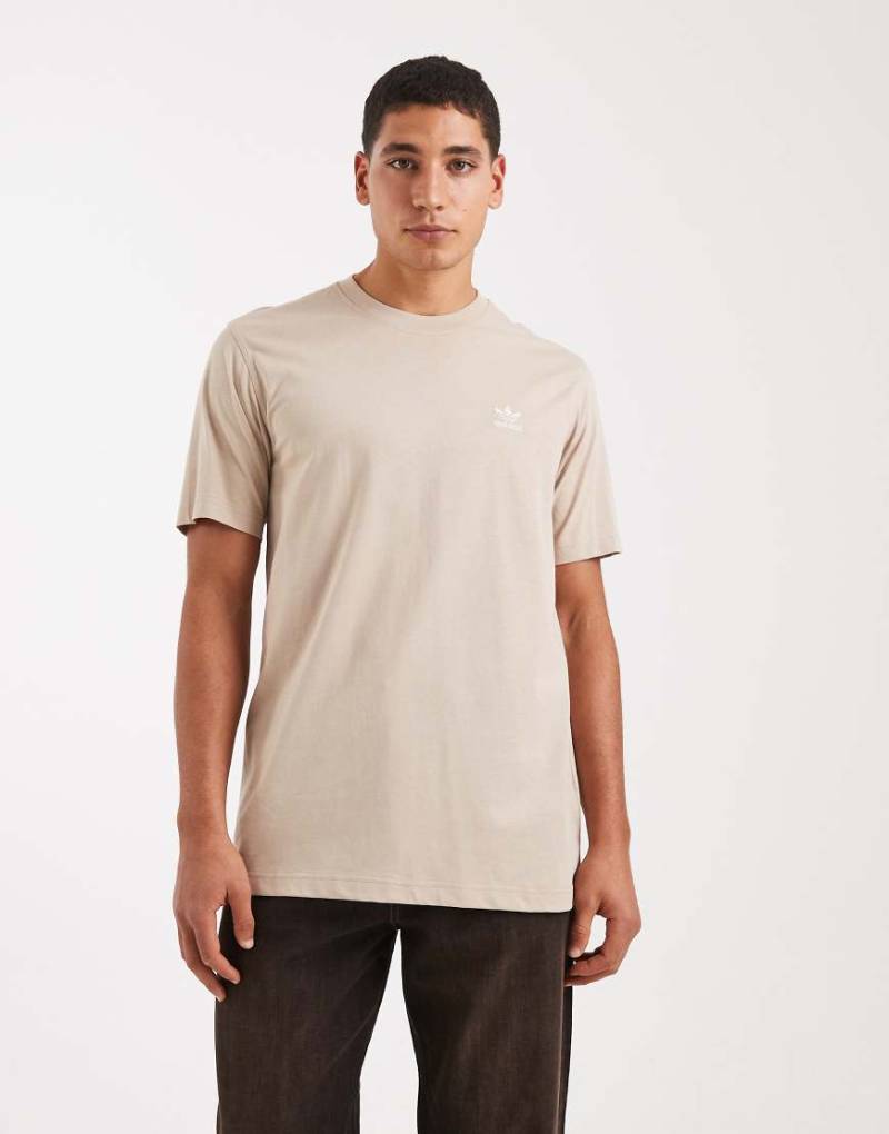 adidas Originals - Trefoil Essentials - T-Shirt in Stein-Khaki-Neutral von adidas Originals