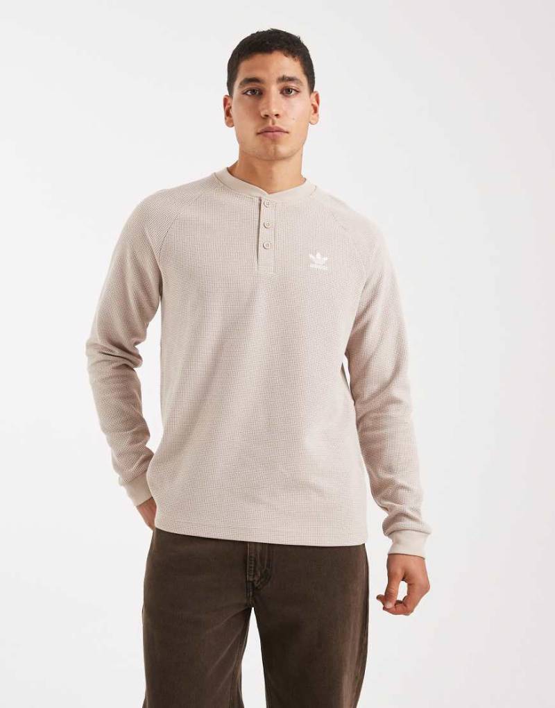 adidas Originals - Trefoil Essentials - T-Shirt in Stein-Khaki-Neutral von adidas Originals