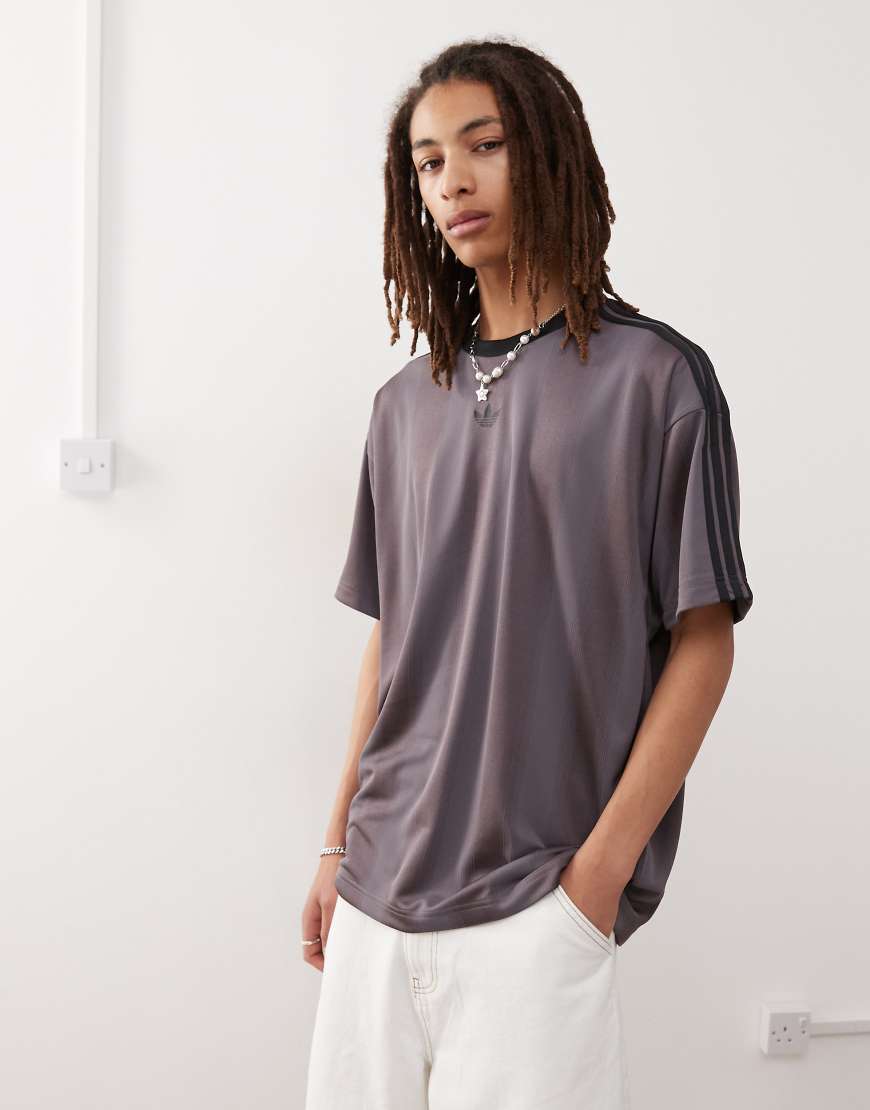 adidas Originals - Trikot aus Jacquard in Grau und Schwarz adidas Originals - Trikot aus Jacquard in Grau und Schwarz von adidas Originals