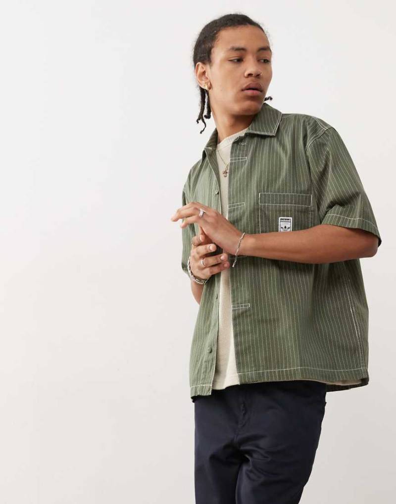 adidas Originals - Wabash - Kurzärmliges Hemd in Khaki-Grün von adidas Originals
