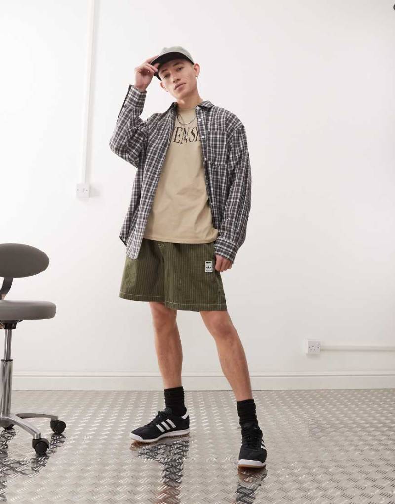 adidas Originals - Wabash - Workwear-Shorts in Khaki-Grün von adidas Originals