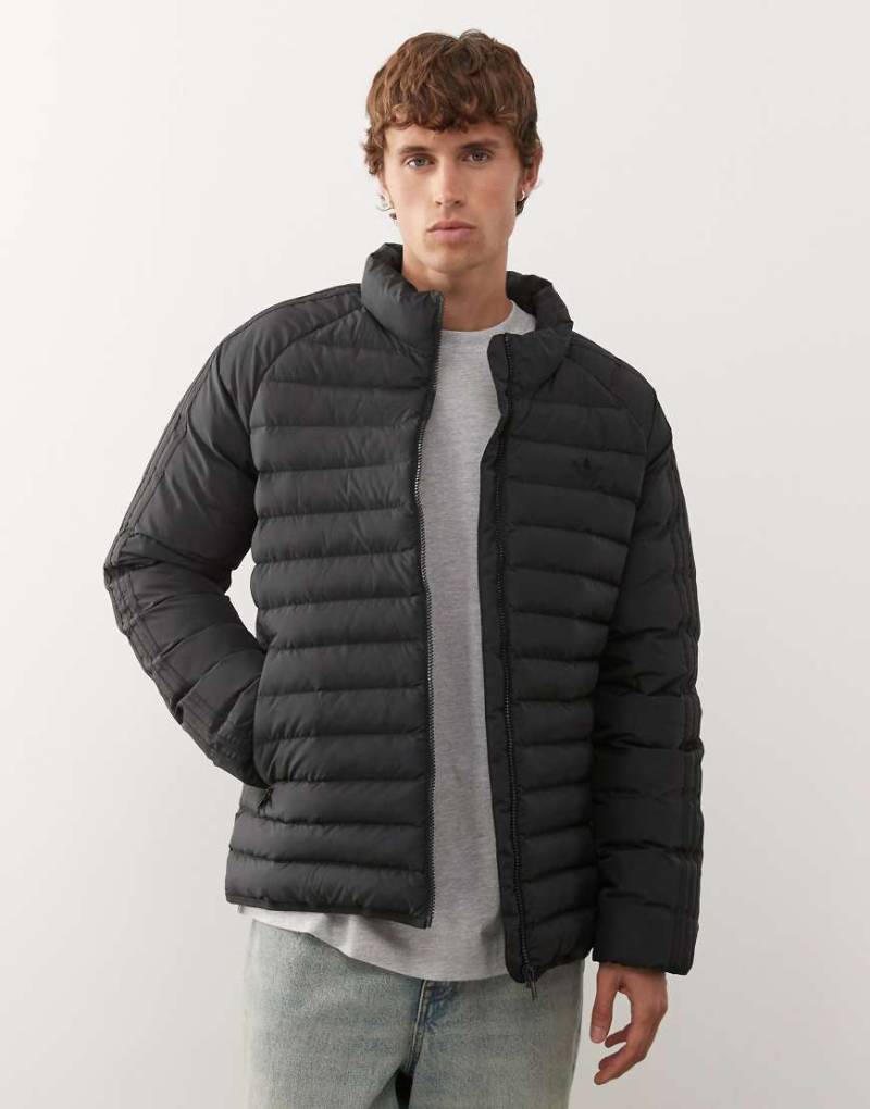 adidas Originals - Wattierte Jacke in Schwarz mit Kragen adidas Originals - Wattierte Jacke in Schwarz mit Kragen von adidas Originals