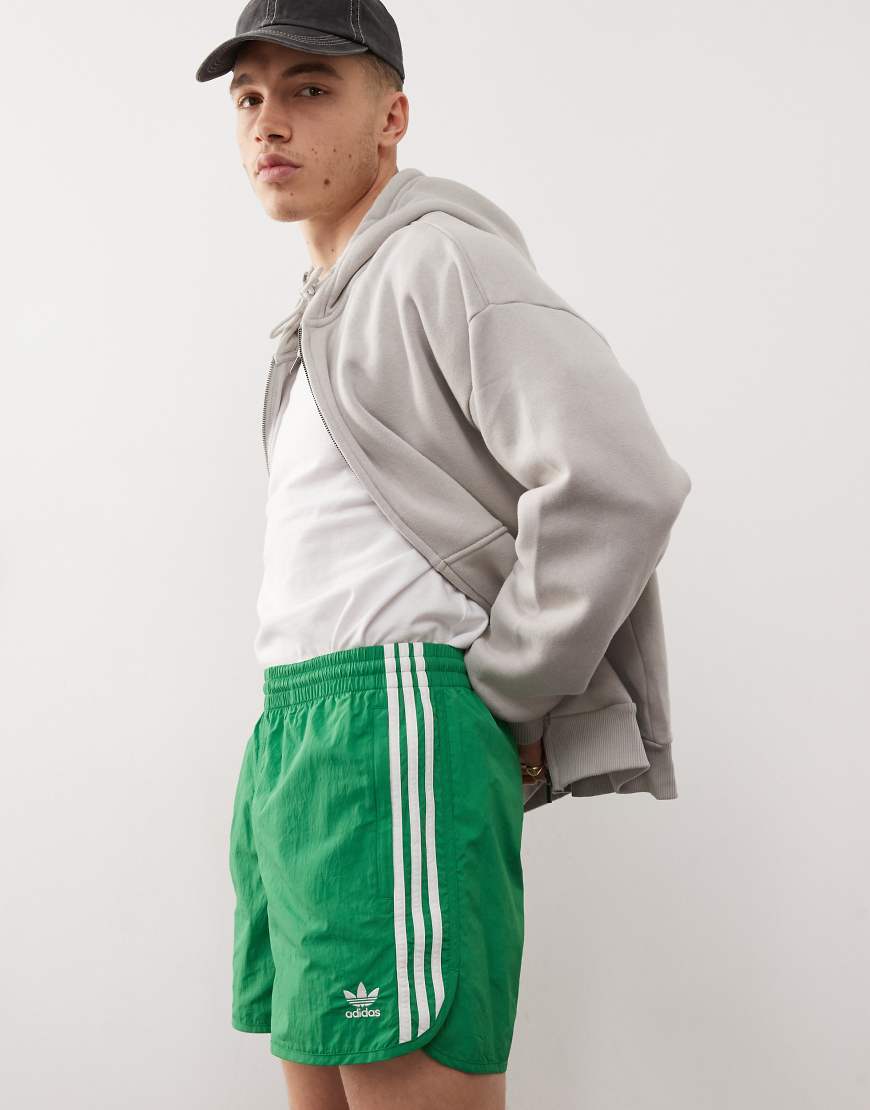 adidas Originals - adicolor - Klassische Sprinter-Shorts in Grün mit den 3 Streifen adidas Originals - adicolor - Klassische Sprinter-Shorts in Grün mit den 3 Streifen von adidas Originals