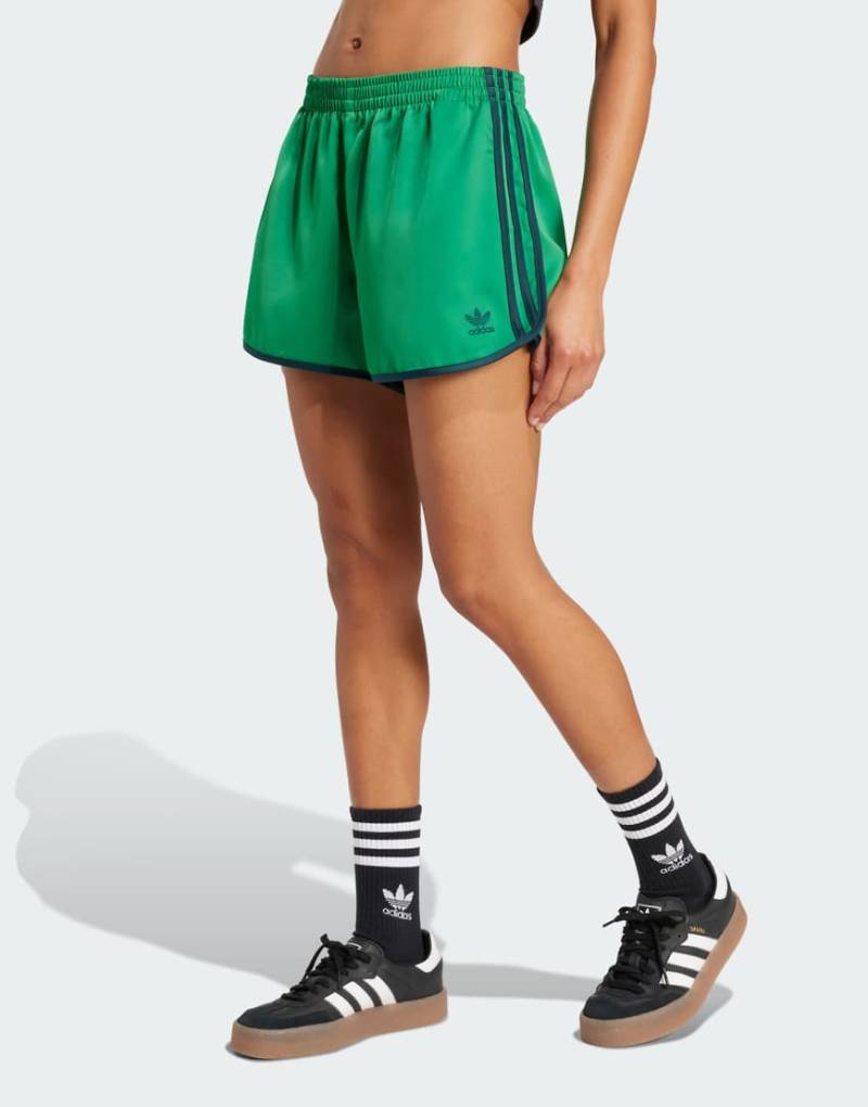 adidas Originals - Sprinter-Shorts in Grün mit 3 Streifen von adidas Originals