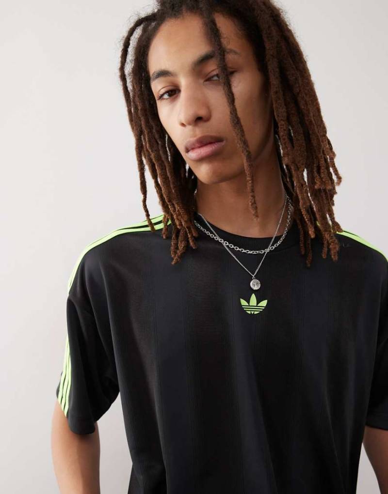 adidas Originals - adicolor - T-Shirt aus Jacquard-Jersey in Schwarz und Signal Green von adidas Originals