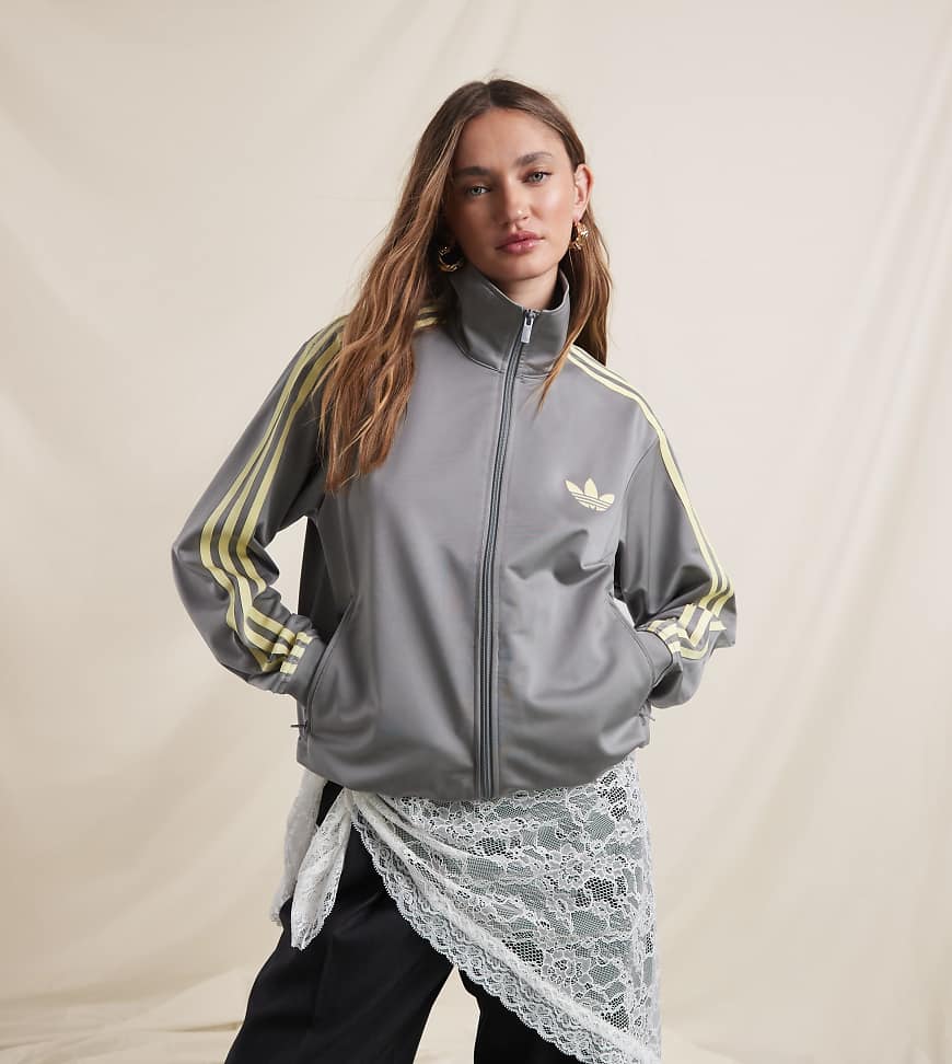 adidas Originals x ASOS - Firebird - Locker geschnittene Trainingsoberteil in Grau und Gelb von adidas Originals