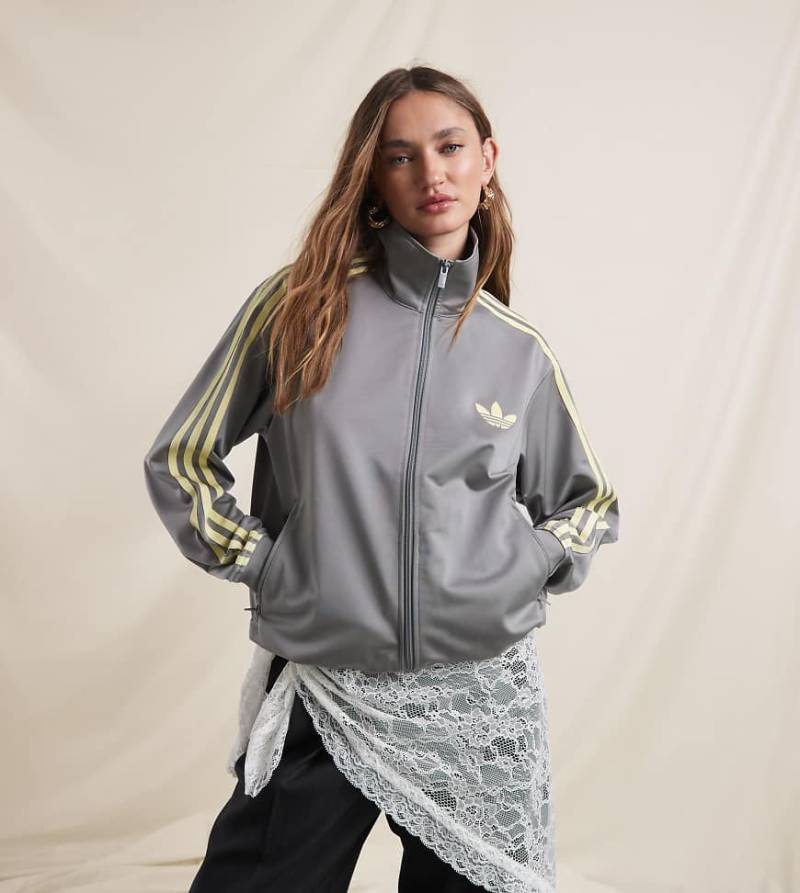 adidas Originals x ASOS - Firebird - Locker geschnittene Trainingsoberteil in Grau und Gelb von adidas Originals