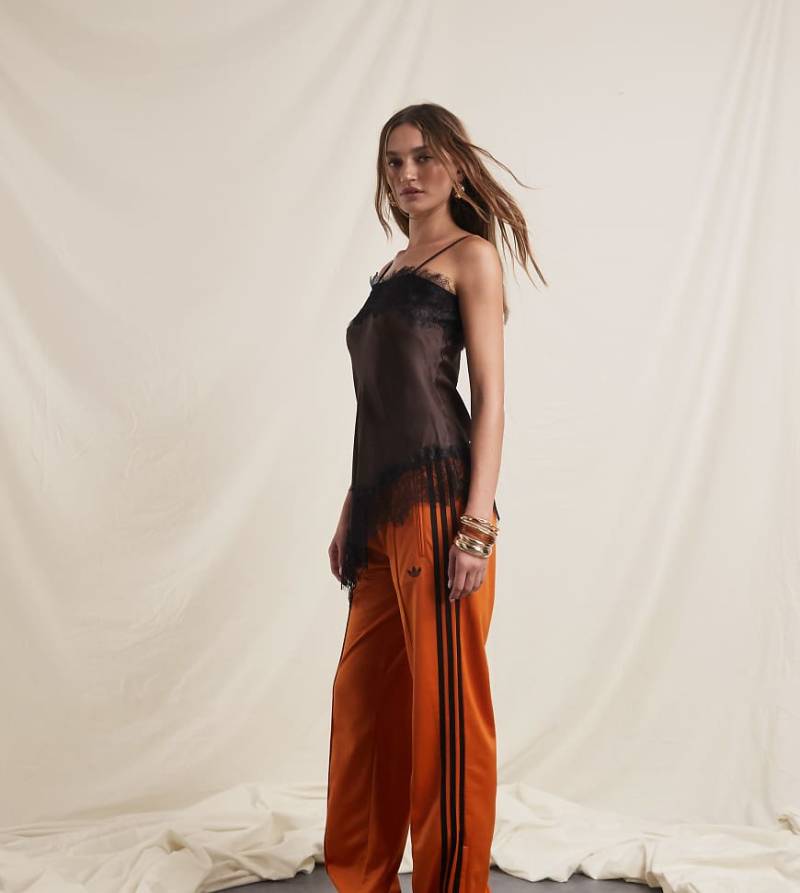 adidas Originals x ASOS - Firebird - Trainingshose in Orange und Braun von adidas Originals