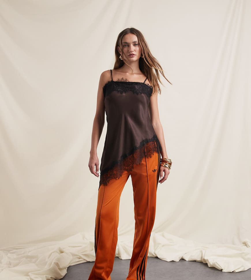 adidas Originals x ASOS - Firebird - Trainingshose in Orange und Braun von adidas Originals