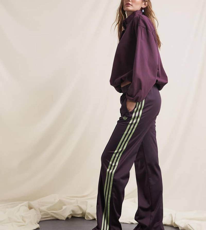adidas Originals x ASOS - Firebird - Trainingshose in Pflaume und Grün-Lila von adidas Originals