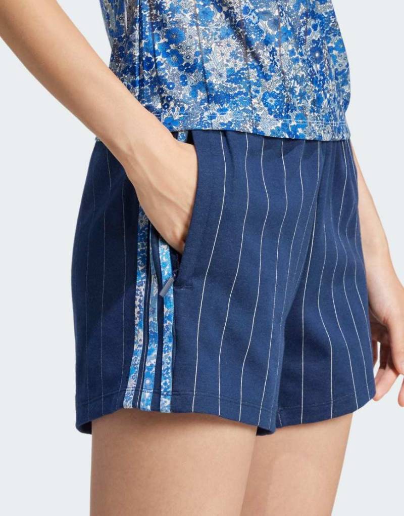 adidas Originals x Liberty London - Farblich abgestimmte Sprinter-Shorts in Night Indigo / Chalk White-Blau adidas Originals x Liberty London - Farblich abgestimmte Sprinter-Shorts in Night Indigo / Chalk White-Blau von adidas Originals