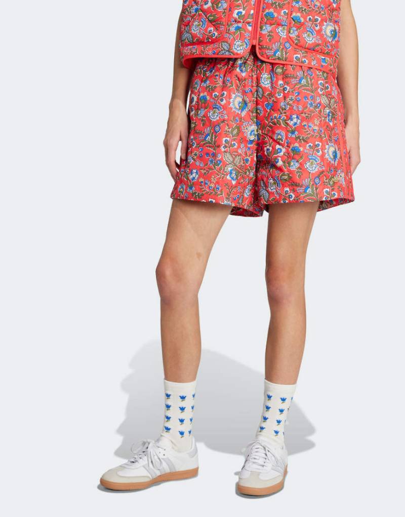 adidas Originals x Liberty London - Gesteppte Shorts in Semi Lucid Red/Bunt-Rot von adidas Originals