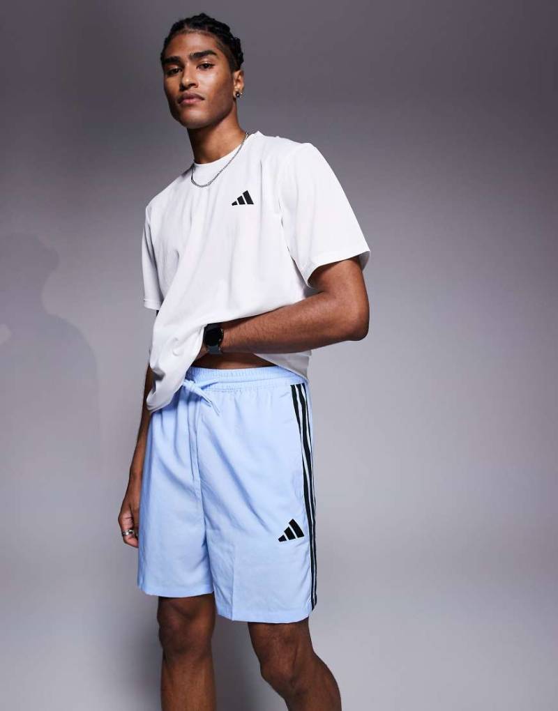 adidas Sportswear - Shorts in Blau mit den drei Streifen von adidas Originals