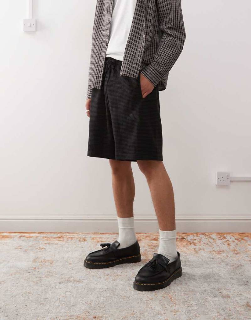 adidas Sportswear - Shorts in Schwarz mit Waffelstruktur von adidas Originals