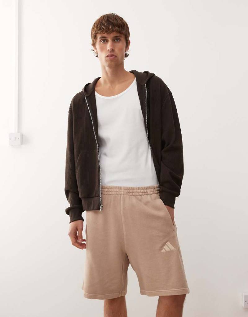 adidas Sportswear - Shorts in verwaschenem Beige-Neutral adidas Sportswear - Shorts in verwaschenem Beige-Neutral von adidas Originals