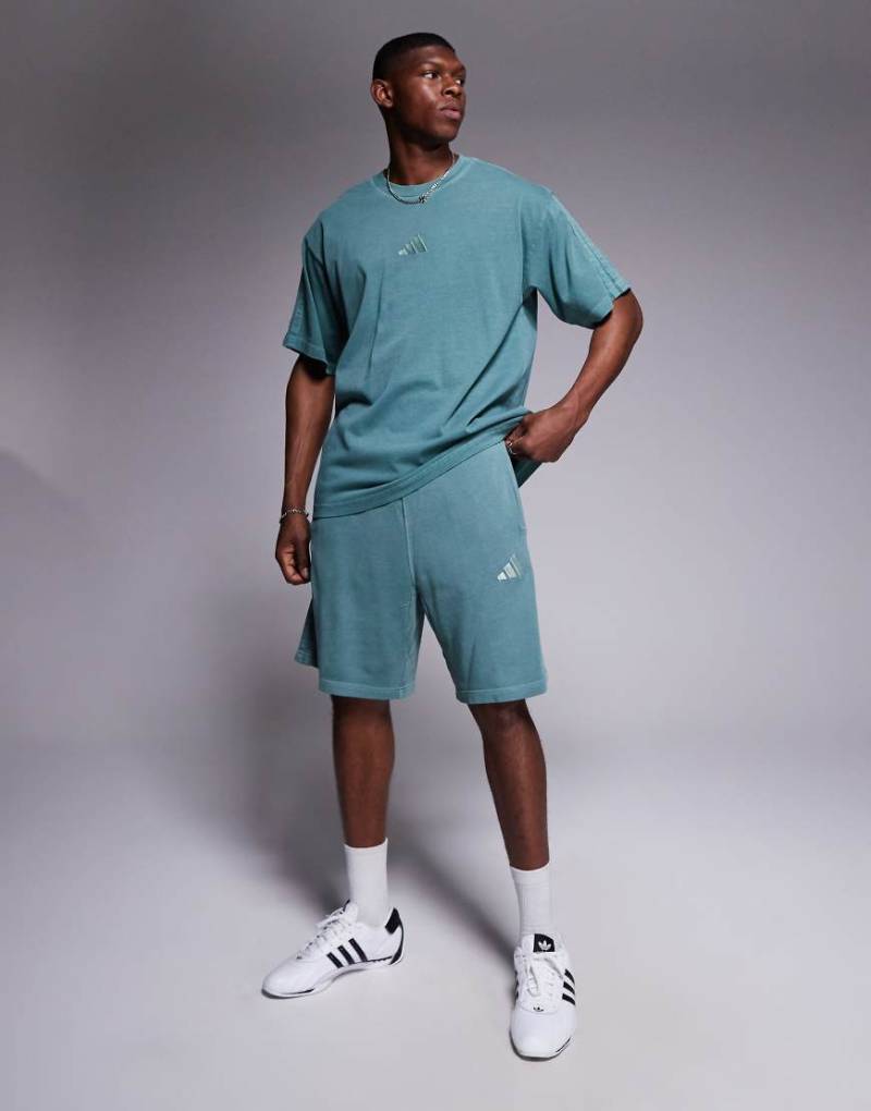 adidas Sportswear - Shorts in verwaschenem Grün von adidas Originals