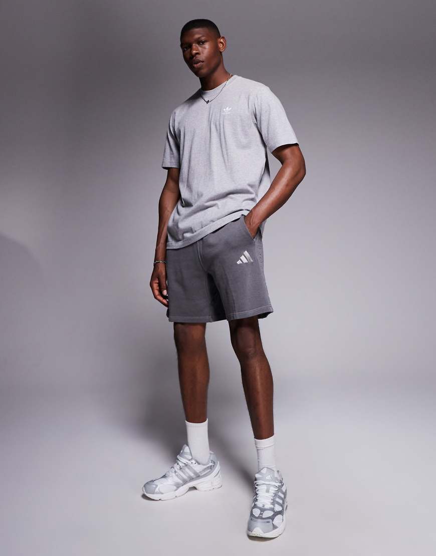 adidas Sportswear - Shorts in verwaschenem Schwarz adidas Sportswear - Shorts in verwaschenem Schwarz von adidas Originals