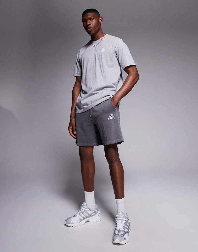 adidas Sportswear - Shorts in verwaschenem Schwarz adidas Sportswear - Shorts in verwaschenem Schwarz von adidas Originals