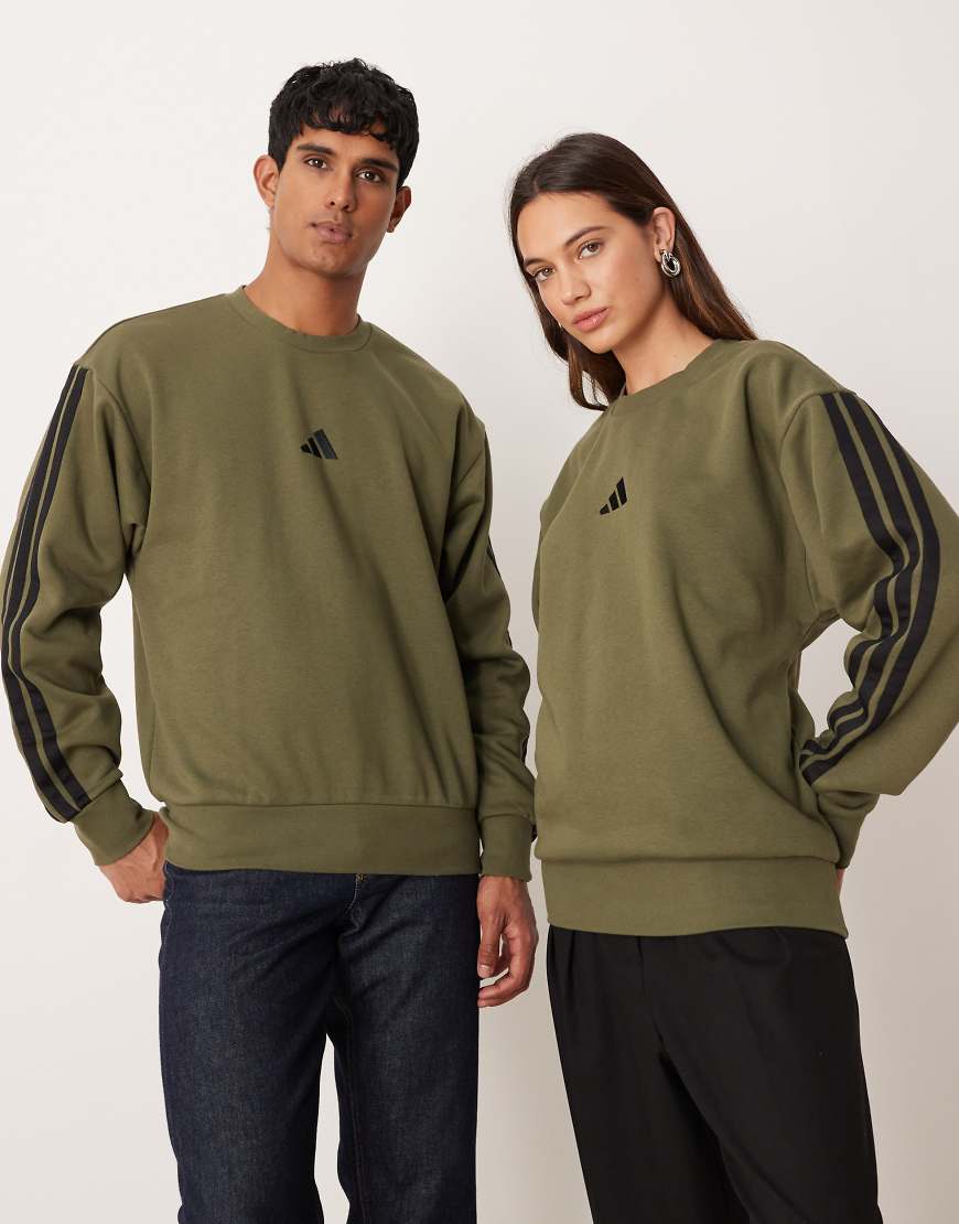 adidas Sportswear - Three Stripe - Sweatshirt aus Fleece in Khaki mit den drei Streifen-Grün adidas Sportswear - Three Stripe - Sweatshirt aus Fleece in Khaki mit den drei Streifen-Grün von adidas Originals